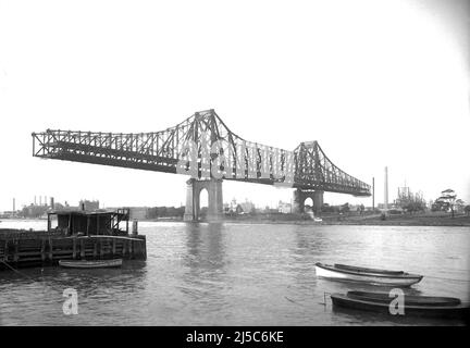 Eugene de Salignac - Queensboro Bridge in costruzione dall'attuale sito del Queensbridge Park ad Astoria, Queens, a nord del ponte. Opposto a s. Foto Stock