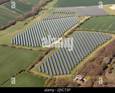 Vista aerea di una fattoria solare, un campo pieno di pannelli solari fotovoltaici per produrre elettricità, energia verde. Batley Rd, Kirkhamgate, Wakefield, West Yorkshire. Foto Stock