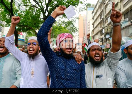 Dhaka, Bangladesh. 22nd Apr 2022. I sostenitori di Islami Andolon Bangladesh urlavano lo slogan mentre partecipano a una processione dimostrata contro il disonore del Sacro Corano in Svezia, l'aggressione israeliana in Palestina e l'attacco ai musulmani alla moschea di Aqsa, a Dhaka, Bangladesh, il 22 aprile 2022. Photo by Suvra Kanti Das/ABACAPRESS.COM Credit: Abaca Press/Alamy Live News Foto Stock