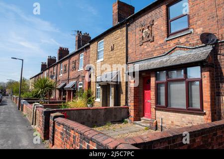 Una fila di case terrazza su Park Road a Bestwood, Nottingham Nottinghamshire Inghilterra Regno Unito Foto Stock