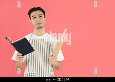 Concetto di cucina con giovane e attraente uomo Foto Stock