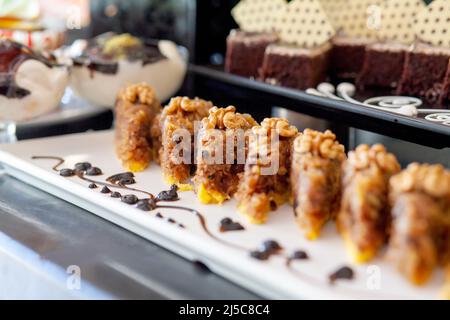 Torta di mele al caramello con noci. Tavolo da dessert in un hotel turco. Vari dolci e dolci a buffet. Foto Stock