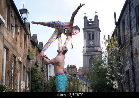 Acrobats Alix Bailie ed Eric Munday da PhDistraction durante una fotocall in Circus Lane a Edimburgo davanti a Cirqulation: Future, la notte del Circus Cabaret scozzese a Assembly Roxy questo fine settimana. Data foto: Venerdì 22 aprile 2022. Foto Stock