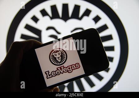 Rheinbach, Germania 21 aprile 2022, il logo del marchio del casinò online 'LeoVegas' sul display di uno smartphone (focus sul logo del marchio) Foto Stock