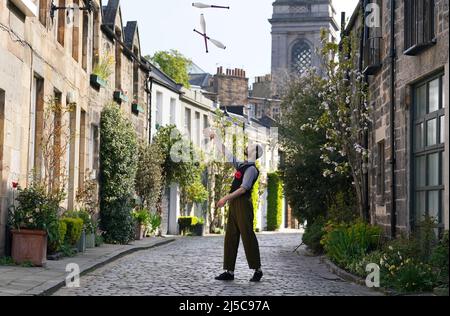 Il giocoliere Robert Gallagher-Lyall durante una fotocall a Circus Lane a Edimburgo davanti a Cirqulation: Futuro, la notte del Circus Cabaret scozzese a Assembly Roxy questo fine settimana. Data foto: Venerdì 22 aprile 2022. Foto Stock