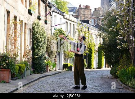 Il giocoliere Robert Gallagher-Lyall durante una fotocall a Circus Lane a Edimburgo davanti a Cirqulation: Futuro, la notte del Circus Cabaret scozzese a Assembly Roxy questo fine settimana. Data foto: Venerdì 22 aprile 2022. Foto Stock