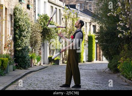 Il giocoliere Robert Gallagher-Lyall durante una fotocall a Circus Lane a Edimburgo davanti a Cirqulation: Futuro, la notte del Circus Cabaret scozzese a Assembly Roxy questo fine settimana. Data foto: Venerdì 22 aprile 2022. Foto Stock