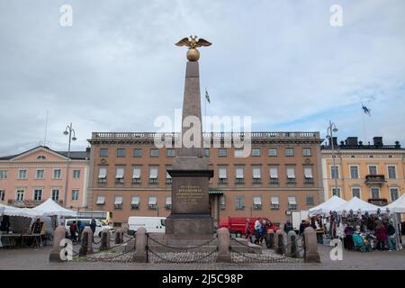 Pietra di Tsarina, mercato, Piazza, Helsinki, Finlandia. L'obelisco con un'aquila dorata a due teste in cima commemora la prima visita dell'imperatrice Alexandr Foto Stock