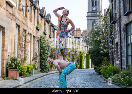 Circus Lane, Edimburgo, Scozia, Regno Unito, 22 aprile 2022. Cirqulation Circus Cabaret Night Photocall: Creato dalla società di Edimburgo Delighters per dimostrare le capacità della scena scozzese del Circus, il settimo appuntamento della serie Cirqulation arriva all’Assembly Roxy il 24 aprile. La line-up mostra gli atti a terra e le performance aeree. Nella foto: acrobat duo Alix Bailie ed Eric Munday di PhDistaction Foto Stock