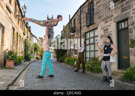 Circus Lane, Edimburgo, Scozia, Regno Unito, 22 aprile 2022. Cirqulation Circus Cabaret Night Photocall: Creato dalla società di Edimburgo Delighters per dimostrare le capacità della scena scozzese del Circus, il settimo appuntamento della serie Cirqulation arriva all’Assembly Roxy il 24 aprile. La line-up mostra gli atti a terra e le performance aeree. Nella foto: Il giocoliere Robert Gallagher-Lyall, il duo acrobat Alix Bailie e Eric Munday di PhDistaction e il direttore artistico di Cirqulation Jusztina Hermann che guarda in una sfera di cristallo Foto Stock