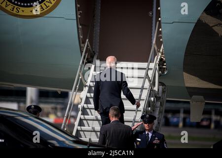 Portland, Stati Uniti. 21st Apr 2022. Il presidente DEGLI STATI UNITI Joe Biden si è incartato dell'Air Force One all'aeroporto internazionale di Portland. Il presidente Joe Biden si è recato a Portland per parlare di infrastrutture e frequentare un fundraiser presso il Portland Yacht Club di Portland, Oregon, USA, il 21 aprile 2022. (Foto di Mathieu Lewis-Rolland/Sipa USA) Credit: Sipa USA/Alamy Live News Foto Stock