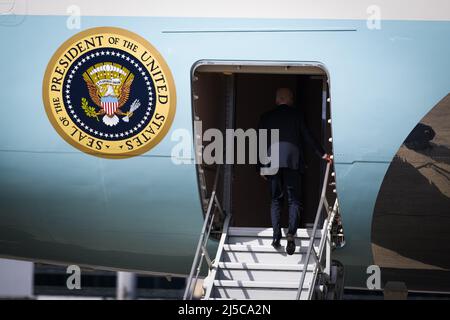 Portland, Stati Uniti. 21st Apr 2022. Il presidente DEGLI STATI UNITI Joe Biden si è incartato dell'Air Force One all'aeroporto internazionale di Portland. Il presidente Joe Biden si è recato a Portland per parlare di infrastrutture e frequentare un fundraiser presso il Portland Yacht Club di Portland, Oregon, USA, il 21 aprile 2022. (Foto di Mathieu Lewis-Rolland/Sipa USA) Credit: Sipa USA/Alamy Live News Foto Stock