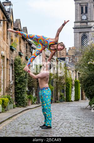 Circus Lane, Edimburgo, Scozia, Regno Unito, 22 aprile 2022. Cirqulation Circus Cabaret Night Photocall: Creato dalla società di Edimburgo Delighters per dimostrare le capacità della scena scozzese del Circus, il settimo appuntamento della serie Cirqulation arriva all’Assembly Roxy il 24 aprile. La line-up mostra gli atti a terra e le performance aeree. Nella foto: acrobat duo Alix Bailie ed Eric Munday di PhDistaction Foto Stock