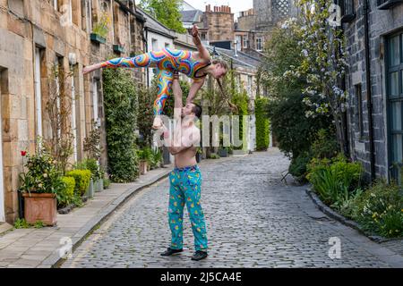 Circus Lane, Edimburgo, Scozia, Regno Unito, 22 aprile 2022. Cirqulation Circus Cabaret Night Photocall: Creato dalla società di Edimburgo Delighters per dimostrare le capacità della scena scozzese del Circus, il settimo appuntamento della serie Cirqulation arriva all’Assembly Roxy il 24 aprile. La line-up mostra gli atti a terra e le performance aeree. Nella foto: acrobat duo Alix Bailie ed Eric Munday di PhDistaction Foto Stock