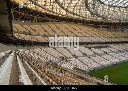 Stadio Lusail. Il Lusail Stadium, con 80.000 posti a sedere, incarnerà l'ambizione del Qatar e la sua passione per la condivisione della cultura araba con il mondo. È qui che si terrà la finale della Coppa del mondo FIFA Qatar 2022. Il design dello stadio si ispira all'interazione di luce e ombra che caratterizza la laterna di fanar. Foto Stock