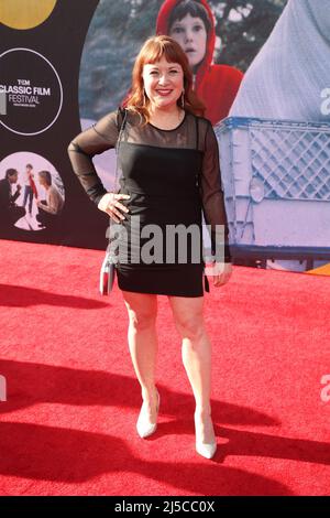 Hollywood, Stati Uniti. 21st Apr 2022. Aileen Quinn, al 2022 TCM Classic Film Festival Opening Night of E.T. l'Extra-Terrestrial al TCL Chinese Theatre di Hollywood, California, il 21 aprile 2022. Credit: Faye Sadou/Media Punch/Alamy Live News