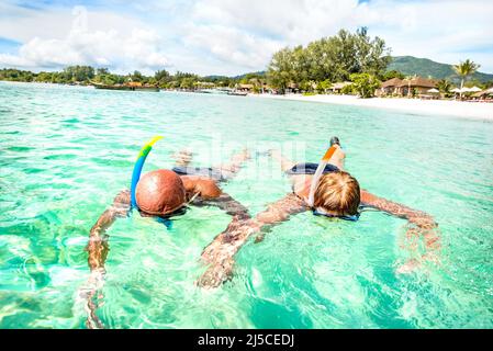 Coppia senior vacanziere nuoto insieme sulla tropicale Koh Lipe mare in Thailandia - tour di snorkeling in uno scenario esotico - anziani attivi e viaggi conce Foto Stock