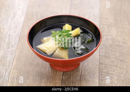 Wakatakejiru (zuppa chiara con giovani germogli di bambù e alghe wakame), cucina giapponese Foto Stock