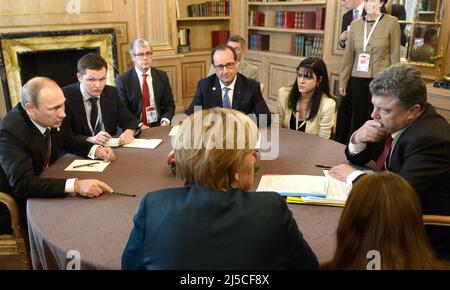 VLADIMIR PUTIN a sinistra ha discusso con il presidente ucraino Petro Poroshenko nell'ottobre 2014 insieme a Angela Merkel e Francois Hollande Foto Stock