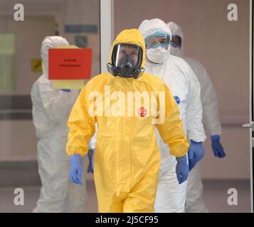 VLADIMIR PUTIN, Presidente russo indossa un abito giallo nocciola durante la visita dei pazienti del coronavirus in un ospedale di Mosca il 24 marzo 2020/ Foto Stock