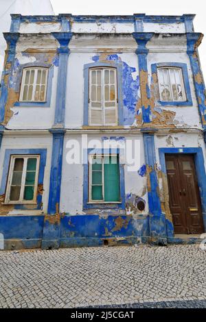 La facciata della casa in rovina dipinta di bianco e blu nella zona del centro storico. Lagos-Portogallo-226 Foto Stock