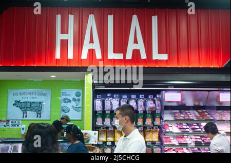 25 marzo 2020, Singapore, Repubblica di Singapore, Asia - Un uomo indossa una maschera respiratore mentre acquista in un supermercato nel distretto di Ang Mo Kio per proteggersi dal contrarre il coronavirus pandemico. [traduzione automatizzata] Foto Stock