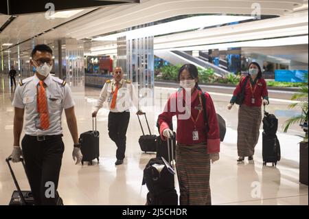 28 marzo 2020, Singapore, Repubblica di Singapore, Asia - i piloti e gli assistenti di volo Druk Air del Bhutan indossano respiratori e guanti di gomma quando arrivano al Terminal 1 dell'Aeroporto di Changi per proteggersi dal contrarre il coronavirus pandemico. [traduzione automatizzata] Foto Stock