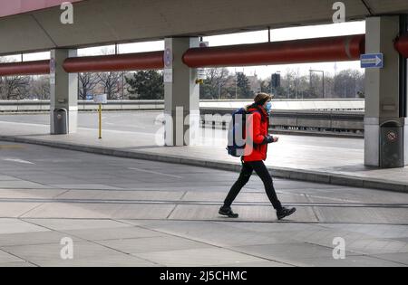 Una donna che indossa una maschera per il viso cammina attraverso l'aeroporto Tegel di Berlino, un luogo molto vuoto. Il traffico passeggeri è crollato di oltre il 90% a causa del coronavirus. Al terminale A di Tegel c'è silenzio. Non ci sono aerei che decollano o atterrano qui. [traduzione automatizzata] Foto Stock