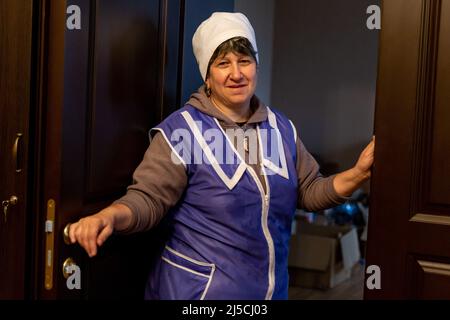 OLA, il cuoco per i rifugiati domestici ucraini si pone di essere fotografato in un rifugio fornito dalla chiesa greco-ortodossa a Nadyby, Lviv Oblast, Ucraina il 22 aprile 2022. Mentre la Federazione russa ha invaso l'Ucraina quasi due mesi fa, il conflitto ha costretto oltre 10 milioni di ucraini a fuggire dalle zone di guerra, sia internamente che esternamente. Lviv Oblast ospita molti dei rifugiati interni. Il villaggio di Nadyby e la sua chiesa greco-ortodossa sono diventati un rifugio per decine di rifugiati provenienti da Kharkiv, Donetsk e Zaporizhzhia Oblast. Le famiglie hanno trovato rifugio nel Centro per la Pastorale dei sacerdoti Foto Stock