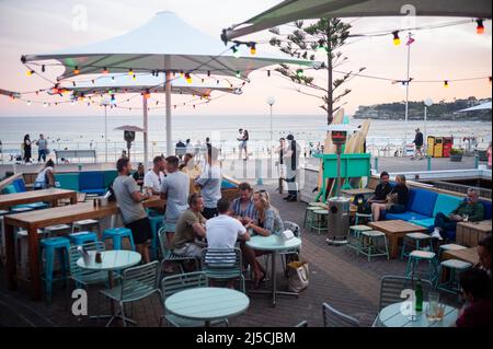 27 settembre 2019, Sydney, nuovo Galles del Sud, Australia - la gente si unisce al tramonto nell'area all'aperto del Bucket List Bar and Restaurant lungo la passerella di Bondi Beach con l'Oceano Pacifico sullo sfondo. [traduzione automatizzata] Foto Stock