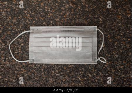 05/15/2020, Singapore, Repubblica di Singapore, Asia - Una protezione della bocca scartata usata per proteggere contro l'infezione da Covid-19 (coronavirus) si trova sul terreno di un marciapiede. [traduzione automatizzata] Foto Stock