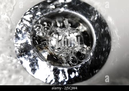 Berlino, DEU, 16.05.20 - l'acqua fresca scorre in un lavandino. [traduzione automatizzata] Foto Stock