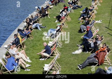 Berlin, DEU, 17.05.2020 - gli ospiti si siedono in un caffè ben frequentato sullo Spree di Berlino. La Germania si sta lentamente riaprendo. Dopo il blocco, negozi, caffè e ristoranti sono ora gradualmente autorizzati a servire di nuovo i clienti. Tuttavia, gli ospiti e i camerieri devono rispettare le norme sulla distanza e l'igiene. [traduzione automatizzata] Foto Stock