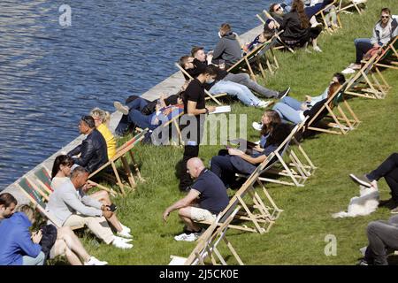 Berlin, DEU, 17.05.2020 - Un cameriere che indossa una maschera facciale serve gli ospiti in un trafficato cafe' sul Fiume Sprea di Berlino. La Germania si sta lentamente riaprendo. Dopo il blocco, negozi, caffè e ristoranti sono ora gradualmente autorizzati a servire di nuovo i clienti. Tuttavia, gli ospiti e i camerieri devono rispettare le norme sulla distanza e l'igiene. [traduzione automatizzata] Foto Stock