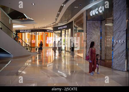 12 marzo 2020, Singapore, Repubblica di Singapore, Asia - persone al CENTRO commerciale ION Orchard, circa tre settimane prima del coprifuoco nella lotta contro il coronavirus (Covid-19) è entrato in vigore. [traduzione automatizzata] Foto Stock