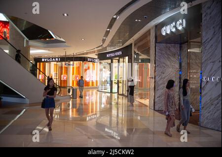 12 marzo 2020, Singapore, Repubblica di Singapore, Asia - persone al CENTRO commerciale ION Orchard, circa tre settimane prima del coprifuoco nella lotta contro il coronavirus (Covid-19) è entrato in vigore. [traduzione automatizzata] Foto Stock