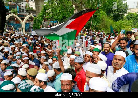 I sostenitori di Islami Andolon Bangladesh si riuniscono in una processione dimostrata contro il disonore del Sacro Corano in Svezia, l'aggressione israeliana in Palestina e l'attacco ai musulmani alla Moschea di Aqsa, a Dhaka, Bangladesh, 22 aprile 2022. (Foto di Suvra Kanti Das/Sipa USA) Foto Stock