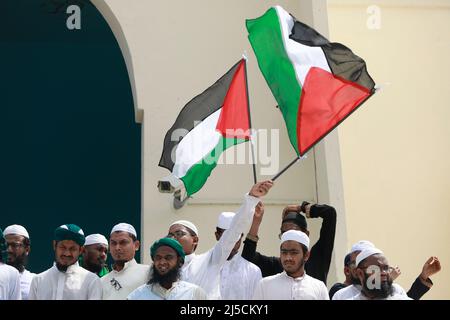 I sostenitori di Islami Andolon Bangladesh si riuniscono in una processione dimostrata contro il disonore del Sacro Corano in Svezia, l'aggressione israeliana in Palestina e l'attacco ai musulmani alla Moschea di Aqsa, a Dhaka, Bangladesh, 22 aprile 2022. (Foto di Suvra Kanti Das/Sipa USA) Foto Stock