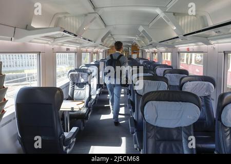 'Berlin, DEU, 27.05.2020 - Un Farhgast attraversa un compartimento vuoto DEL treno ICE durante la partenza alla stazione centrale di Berlino in direzione di Francoforte sul meno. Il Ministro federale dei trasporti, la Deutsche Bahn e il comitato aziendale costituiscono un'"Alleanza per le nostre ferrovie". L'alleanza vuole regolare le conseguenze finanziarie della pandemia di Corona per le ferrovie i miliardi previsti in aiuti a Deutsche Bahn nella crisi di Corona incontrano riserve da parte dell'Unione GDL. [traduzione automatizzata]' Foto Stock