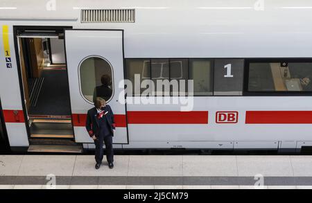 'Berlin, DEU, 27.05.2020 - un assistente di treno che indossa una maschera facciale si trova accanto al treno DI GHIACCIO in attesa alla stazione centrale di Berlino. Il ministro federale dei trasporti, Deutsche Bahn e il comitato aziendale concludono una ''Alleanza per le nostre ferrovie''. L'alleanza mira a disciplinare le conseguenze finanziarie della pandemia di Corona per le ferrovie i miliardi di aiuti previsti per la Deutsche Bahn nella crisi di Corona si incontrano con le preoccupazioni dell'Unione GDL. [traduzione automatizzata]' Foto Stock