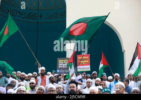 I sostenitori di Islami Andolon Bangladesh si riuniscono in una processione dimostrata contro il disonore del Sacro Corano in Svezia, l'aggressione israeliana in Palestina e l'attacco ai musulmani alla Moschea di Aqsa, a Dhaka, Bangladesh, 22 aprile 2022. (Foto di Suvra Kanti Das/Sipa USA) Foto Stock