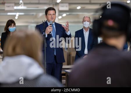 Wismar, Germania. 22nd Apr 2022. Christoph Morgen, amministratore insolvenza di MV Werften, presenta un nuovo investitore per la filiale di MV Werften insolvente in un ex sala di produzione per la fabbricazione di cabine di navi. Il produttore di tecnologia medica Eppendorf sta prendendo il controllo dei terreni e degli edifici dell'ex modulo MV Werften Fertigmodule. Il sito comprende più di 20.000 metri quadrati di spazio utilizzabile con aree di produzione e stoccaggio, nonché edifici per uffici e accessori. Credit: Jens Büttner/dpa/Alamy Live News Foto Stock