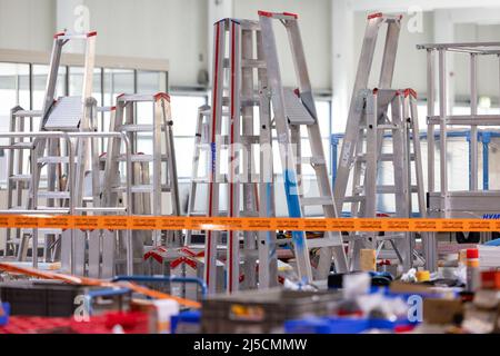 Wismar, Germania. 22nd Apr 2022. Varie scale si trovano sulla precedente linea di assemblaggio per cabine di navi da crociera nell'ex sala di produzione dell'insolvente MV Werften. Il produttore di tecnologia medica Eppendorf acquisisce il terreno e gli edifici dell'ex modulo MV Werften Fertigmodule. Il sito comprende più di 20.000 metri quadrati di spazio utilizzabile con aree di produzione e stoccaggio, nonché edifici per uffici e accessori. Credit: Jens Büttner/dpa/Alamy Live News Foto Stock