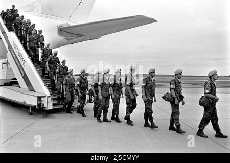 Aeroporto di Colonia/Bonn, DEU, 15.03.1994 - i soldati blu delle forze armate tedesche ritornano dalla Somalia. Le Nazioni Unite hanno inviato soldati con casco blu in Somalia come parte della missione UNOSOM II. Il mandato UNOSOM-II è stato il primo dispiegamento armato straniero della Bundeswehr. Il contingente tedesco, insieme ad altre truppe, ha terminato il suo dispiegamento in Somalia nel marzo 1994. [traduzione automatizzata] Foto Stock