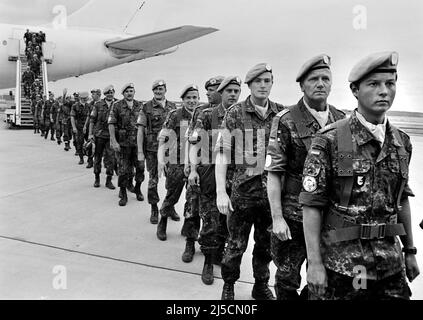 Aeroporto di Colonia/Bonn, DEU, 15.03.1994 - i soldati blu delle forze armate tedesche ritornano dalla Somalia. Le Nazioni Unite hanno inviato soldati con casco blu in Somalia come parte della missione UNOSOM II. Il mandato UNOSOM-II è stato il primo dispiegamento armato straniero della Bundeswehr. Il contingente tedesco, insieme ad altre truppe, ha terminato il suo dispiegamento in Somalia nel marzo 1994. [traduzione automatizzata] Foto Stock