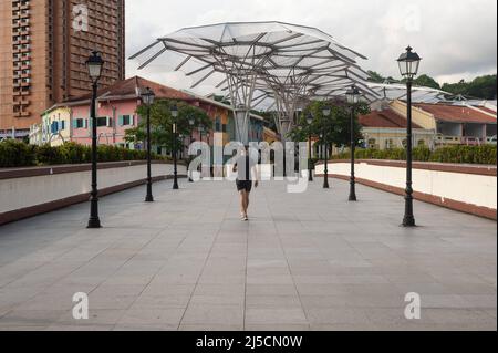 28 maggio 2020, Singapore, Repubblica di Singapore, Asia - Un uomo attraversa il Ponte di lettura (Ponte di Malacca) nel popolare quartiere della vita notturna di Clarke Quay durante i curfews nella crisi di Corona (Covid-19), poco prima della prima fase di allentamento e parziale riapertura. [traduzione automatizzata] Foto Stock