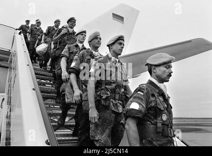 Aeroporto di Colonia/Bonn, DEU, 15.03.1994 - i soldati blu delle forze armate tedesche ritornano dalla Somalia. Le Nazioni Unite hanno inviato soldati con casco blu in Somalia come parte della missione UNOSOM II. Il mandato UNOSOM-II è stato il primo dispiegamento armato straniero della Bundeswehr. Il contingente tedesco, insieme ad altre truppe, ha terminato il suo dispiegamento in Somalia nel marzo 1994. [traduzione automatizzata] Foto Stock