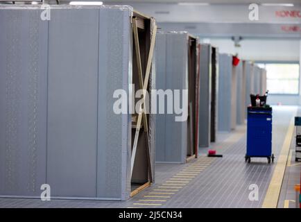 Wismar, Germania. 22nd Apr 2022. Cabine prefabbricate per una nave da crociera in costruzione nell'ex sala di produzione dell'insolvente MV Werften. Il produttore di tecnologia medica Eppendorf acquisisce il terreno e gli edifici dell'ex modulo MV Werften Fertigmodule. Il sito comprende più di 20.000 metri quadrati di spazio utilizzabile con aree di produzione e stoccaggio, nonché edifici per uffici e accessori. Credit: Jens Büttner/dpa/Alamy Live News Foto Stock