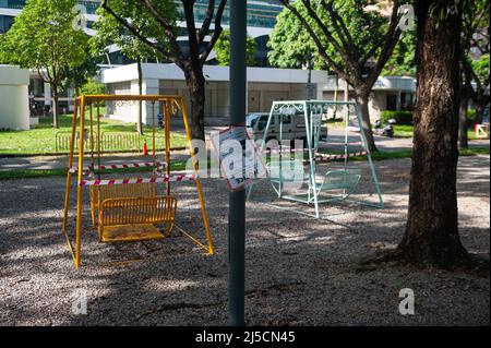 28 maggio 2020, Singapore, Repubblica di Singapore, Asia - altalene in un piccolo parco a Dhoby Ghaut sono state condonate con nastro barriera rosso e bianco durante i curfews nella crisi di Corona per fermare la diffusione del coronavirus pandemico (Covid-19). Altre misure precauzionali sono state introdotte nella vita pubblica, come la chiusura di tutti i negozi e rivenditori non essenziali, nonché di tutte le scuole fino al giugno 1. [traduzione automatizzata] Foto Stock