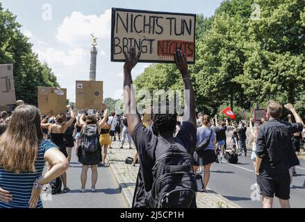 'Berlino , DEU, 27.06.2020 - dimostrazione sotto il motto ''Black Lives Matter'' contro il razzismo a Berlino. Il motivo della manifestazione è stato l'uccisione del George Floyd afro-americano da parte di un ufficiale di polizia negli Stati Uniti. [traduzione automatizzata]' Foto Stock